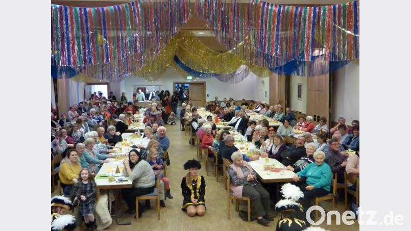 Rund 260 Besucher freuten sich auf den Auftritt des Pressather Faschingsvereins und die Bühnenshow der Garde. Das Pfarrkaffeekränzchen bildet den alljährlichen Auftakt zur Eröffnung der Faschingsaison. Bild: mng