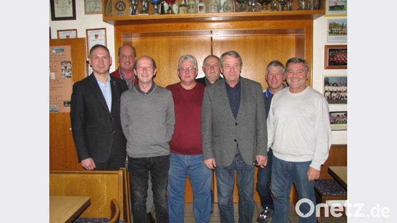 Mit dem neugewählten Vorstand geht der Förderverein des VfB Mantel unter Führung von Hans Klemm (Dritter von rechts) ins neue Jahr. Richard Kammerer (links) und Richard Paulus (Dritter von links) gratulieren den Vorstandsmitgliedern und danken für ihre Arbeit. Bild: knh
