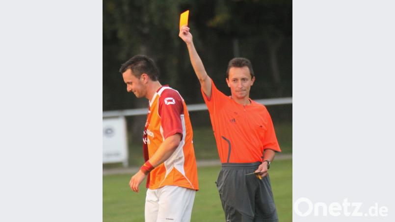 Schiedsrichter Markus Haase (rechts) vom ASV Burglengenfeld pfeift in der Bayernliga. Bild: Hirsch