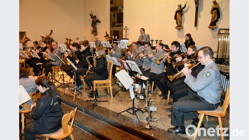 Der Reservistenmusikzug Oberpfalz spielte in Poppenricht für einen guten Zweck: Der Erlös geht an die katholische und die evangelische Jugend in der Gemeinde. Bild: bö