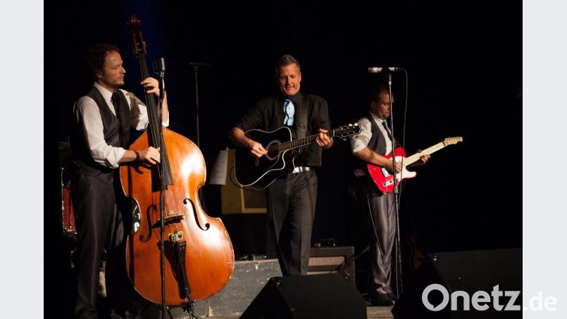 Die Bandmitglieder der &quot;Cashbags&quot; eifern ihrem großen Vorbild nach und bringen die Songs von Johnny Cash am 25. Januar auf die Bühne der Schwarzachtalhalle. Bild: Paulis Veranstaltungsbüro