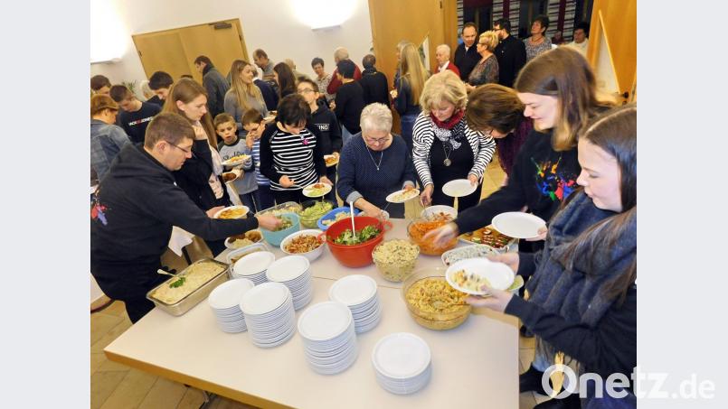 Bei Salaten und Cordon bleu langen die rund 120 Helfer gerne zu. Mit einem Essen dankt ihnen die Pfarrgemeinde für ihr Engagement im vergangenen Jahr. Bild: hai