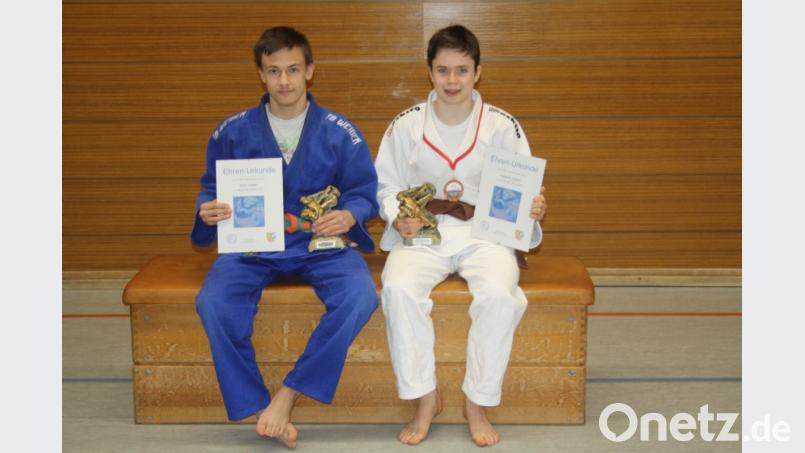 Die Mitglieder des Bezirksvorstandes wählten Kevin Kaiser (links) und Natascha Lauber von der DJK Ensdorf zu den „Judokas des Jahres 2018&quot;. Bild: tra