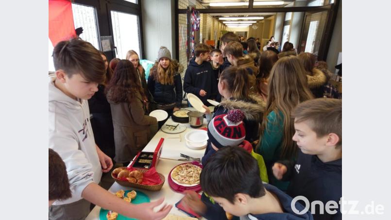 Zum deutsch-französischen Tag verwöhnen die Gymnasiasten ihre Mitschüler mit Crêpes. Bild: exb