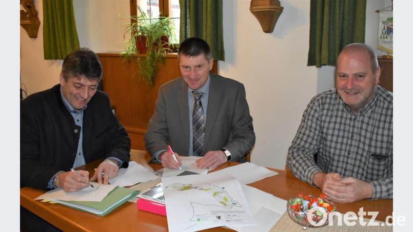 Bürgermeister Edgar Knobloch (links) hat den Vertrag mit der Telekom für schnelles Internet unterschrieben. Mit dabei waren Holger Cibis (von rechts) und Josef Markl von der Telekom. Bild: rgr