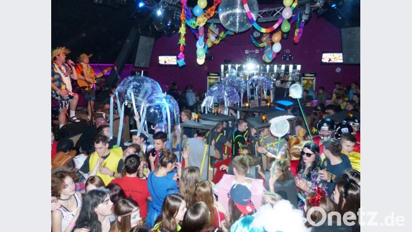 FAschingsball der Katholischen Landjungend Wolfsfeld in der Disco Contrast in Kastl- die Polonaise stockte immmer wieder Bild: jp