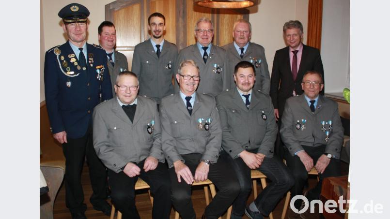 Im Bild die Gewählten mit Kreisvorsitzenden und Bürgermeister (vorne von links):	Beisitzer Werner Buchholz, Josef Maier und Erich Fennerl und Kassier Josef Albrecht sowie (hinten von links) Kreisvorsitzenden Anton Hauptmann, Schriftführer Wolfgang Mark, Beisitzer Joachim Walter, 1. Vorsitzender Anton Walter, 2. Vorsitzender Klaus Walter und 1. Bürgermeister Lothar Müller. Bild: lk