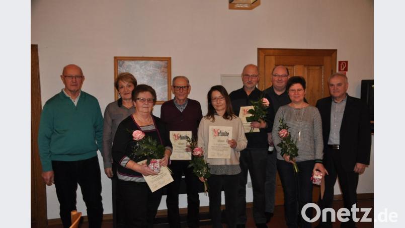 Zusammen mit Bürgermeister Günter Kopp (rechts) ehren die beiden KAB-Vorsitzenden Josef Hofmann und Otti Schönfelder Rita und Josef Vetter, Christine Sollfrank, Norbert König sowie Siegfried und Gabi Vetter (von links) für ihre Treue zum Ortsverband. Bild: ak