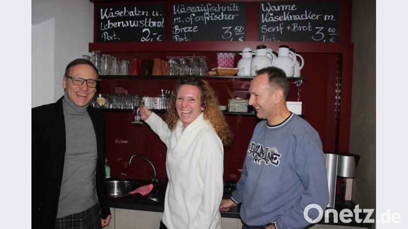 Manuela Bauer sowie Bürgermeister Bernd Sommer und Klaus Bauer (rechts) freuen sich darüber, dass nach gut einem Jahrzehnt nun wieder neues Leben in der städtischen Turnhalle einkehrt. Bild: kro