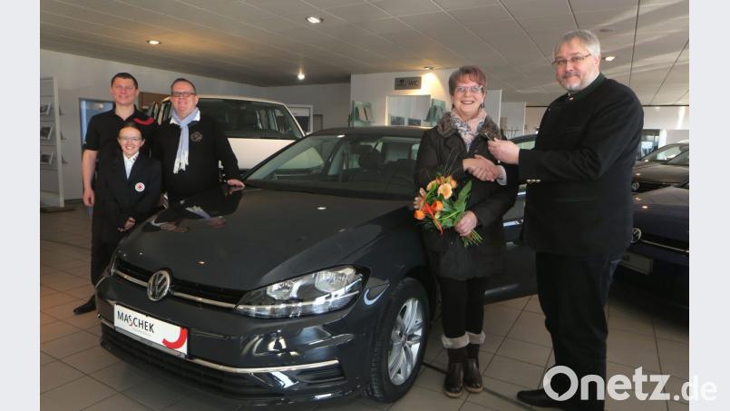 Hildegard Maderer (Zweite von rechts) holt ihren neuen VW Golf, den sie bei der Weihnachtsverlosung des BRK gewonnen hatte, ab. Dazu gratulieren auch (von links) der Filialleiter des Autohauses Maschek, Christian Dull, BRK-Organisatorin Alexandra Maschek und Globus-Geschäftsführer Reiner Debernitz. Bild: Hirsch
