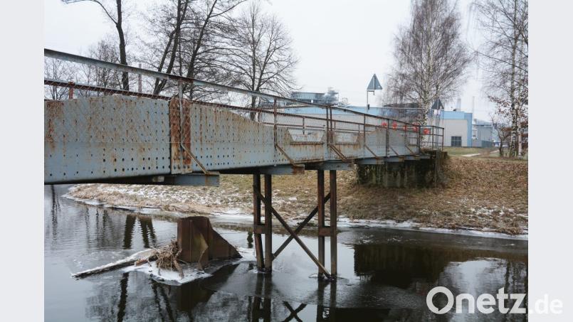 Sanierungsbedürftig und gesperrt: Über die Brücke, die auf dem Waldnaabtal-Radweg liegt, kommt vorerst niemand mehr. Bild: Gabi Schönberger