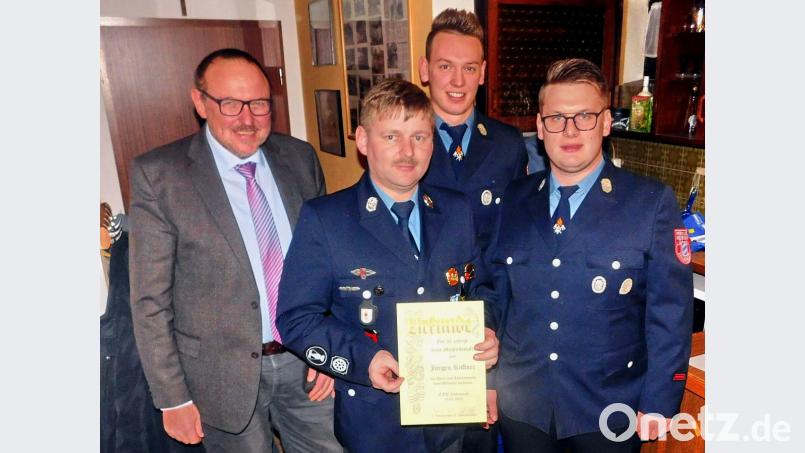 Zusammen mit zweitem Bürgermeister Rudi Heier ehren Vorsitzender Maximilian Reiß und zweiter Vorsitzenden Christian Nerlich (hinten von links) Kommandant Jürgen Küffner (Zweiter von links) für 30-jährige Treue. Bild: hai