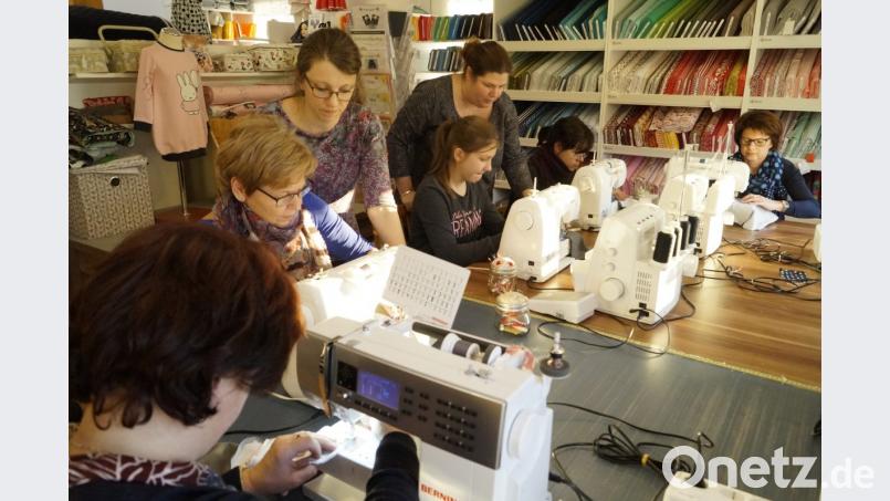 Jutta Federlein und Nina Bickel (stehend von links) geben den Teilnehmerinnen des Nähkurses Tipps und helfen ihnen mit allerlei Anregungen weiter. Bild: arw