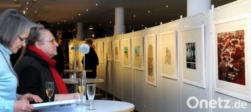 Noch bis Sonntag, 17. Februar, sind im ACC Werke der Künstler zu sehen, die sich mit seelischen Krisen konfrontiert sahen und sehen.
Ausstellungseröffnung Gratwanderung im ACC. Bild: Stephan Huber
