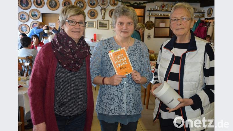 Autorin Christa Vogl (Mitte) trug beim Frauenfrühstück lustige Geschichten aus ihrem Buch „Zwei Pfund Sonne bitte“ vor. Mit im Bild: Gastgeberin Isgard Forschepiepe (links) und SPD-Kreisrätin Hannelore Bienlein-Holl. Bild: jr