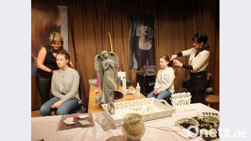 Die Frisörinnen Sabine Ritter-Schmidl (rechts) und Alexandra Kern (links) zaubern tolle Wunschfrisuren für die kleinen Gäste. Bild: soj