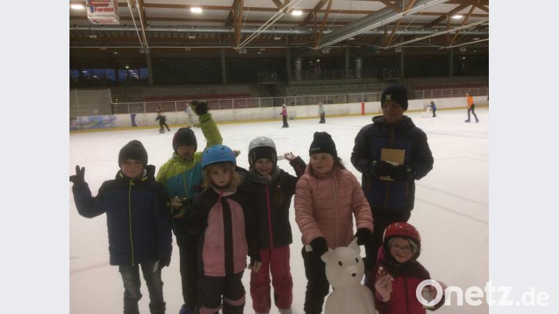 Als Belohnung für ihre Kirchenbesuche lädt die Pfarrei Buben und Mädchen ins Eisstadion ein. Bild: exb