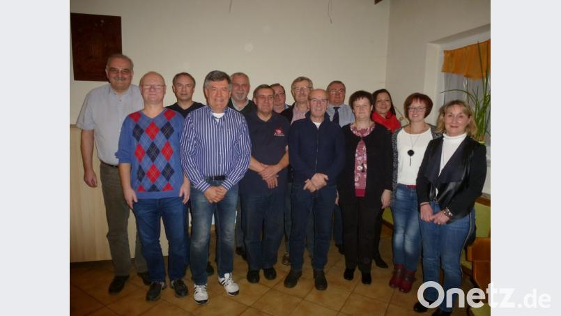 Seit nunmehr 30 Jahren führt Hans Heibl (hinten, Zweiter von rechts) den FC-Bayern-Fanclub. Sein Bruder Fritz (links) ist neu im Ausschuss. 14 Mitglieder wurden geehrt. Bild: bk