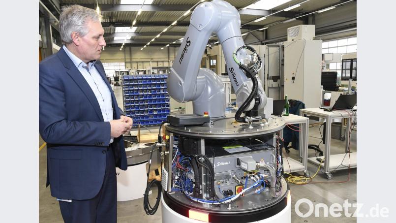 Karl Ebnet ist seit 1996 bei Baumann Automation. Seit einigen Jahren ist er nun Geschäftsführer. Hier steht er neben einem selbstfahrenden Roboter, der zu automatischen Bestückung von Anlagen eingesetzt ist. Bild: Petra Hartl