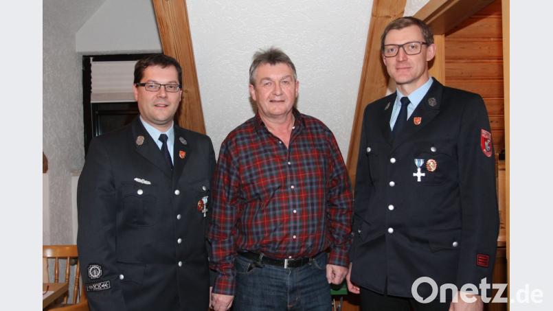 Klaus Grundler (Mitte) freut sich über die Auszeichnung für 45-jährige Mitgliedschaft durch die Vorsitzenden Achim Helgert (links) und Stefan Frischholz. Bild: pi