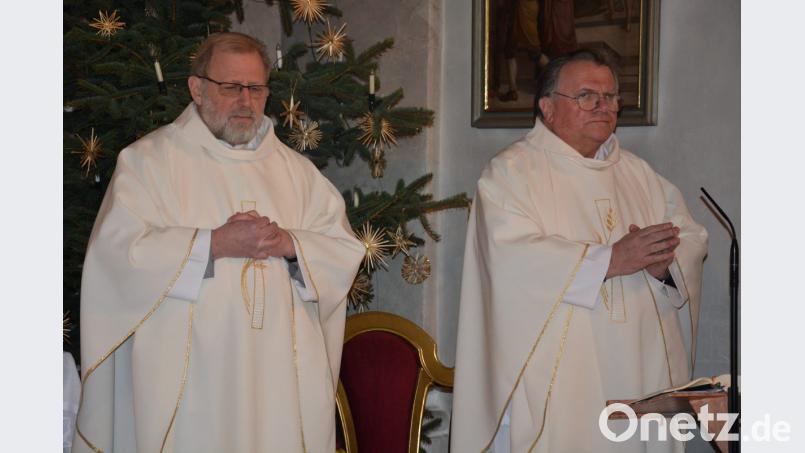 Pfarrseelsorger Pater Benedikt Leitmayr (links) und Hauptzelebrant Pfarrer Reinhard Forster beim jüngsten Gebetstag um die Seligsprechung der Therese Neumann. Bild: jr
