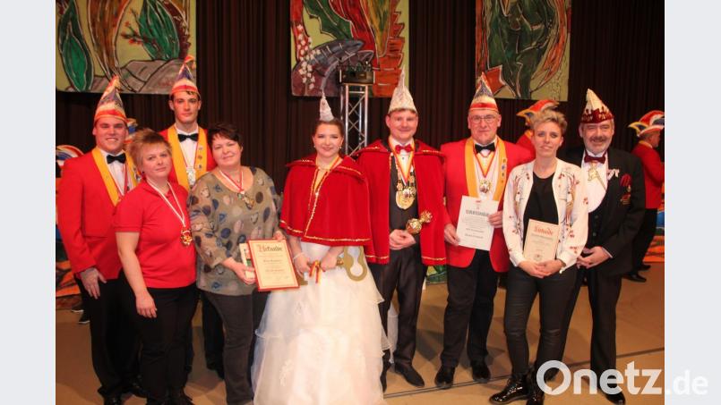 Verdiente Karnevalisten werden beim Galaabend der Faschingsgilde Marktredwitz-Dörflas geehrt. Unser Bild zeigt von links Benjamin Schenk, Mona Meyer, Lukas Neubauer, Silvia Baumann, das Rawetzer Prinzenpaar, Martin Gramsch, Nina Luber und Günther Fennerl. Bild: kro