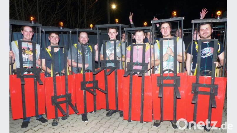 FAschingsball der Katholischen Landjungend Wolfsfeld in der Disco Contrast in Kastl- die Sieger der Maskenprämierung- die Gabelstapler Bild: jp