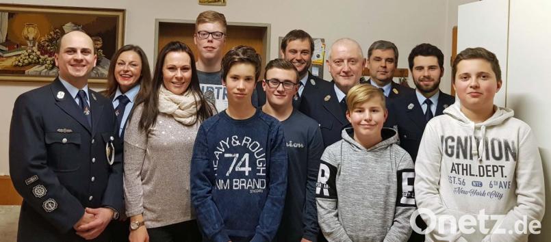 Im Bild (von links) Kommandant Manuel Müllner, Christine Köppel, Alexandra Oberst (beide 20 Jahre), Simon Schmidt, Thomas Lindner, Nico Oberst, Jürgen Sertl, Reinhard Busch (40 Jahre), Jan Eschenweck, Kreisbrandinspektor Wolfgang Schwarz, Daniel Stopfer und Johannes Maul. Bild: ü