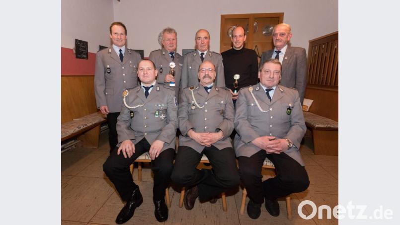 Die Ehrungen unterstützte Kreisschießwart Josef Peter (hinten, rechts). Die Schützen der Kameradschaft (vorne, von links) Günter Gradl, Eduard Zoller, Rupert Müller, (hinten, von links) Stefan Wurm, Ludwig Gradl, Rupert Schmid und Joachim Bauer. Bild: dtr