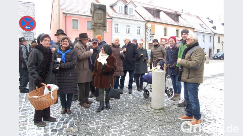Den Sebastianstag begingen die Grafenwöhrer mit Teig-Pfeilen und Tee am Marktplatz. Bild: az