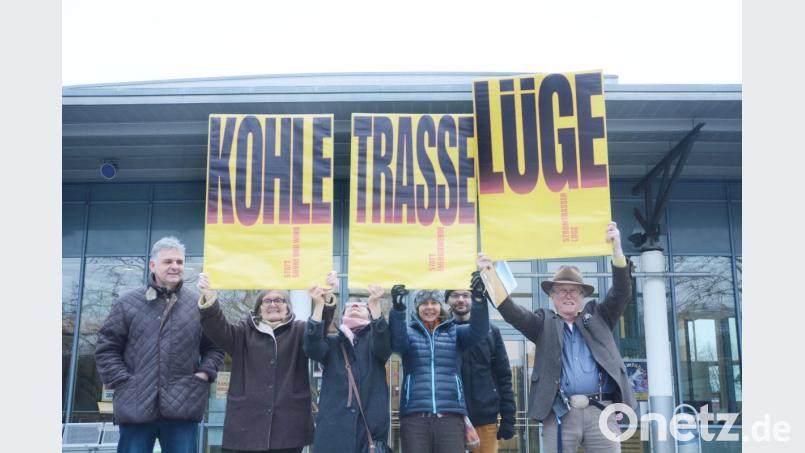 Vertreter der Bürgerinitiative gegen die Stromtrasse und atomare Anlagen demonstrieren vor der Max-Reger-Halle gegen den Bau des Süd-Ost-Links. Sie befürchten, dass mit der Trasse die Produktion von Kohle- und Atomstrom manifestiert wird. Zudem halten sie die Planungen für völkerrechtswidrig. Bild: Gabi Schönberger