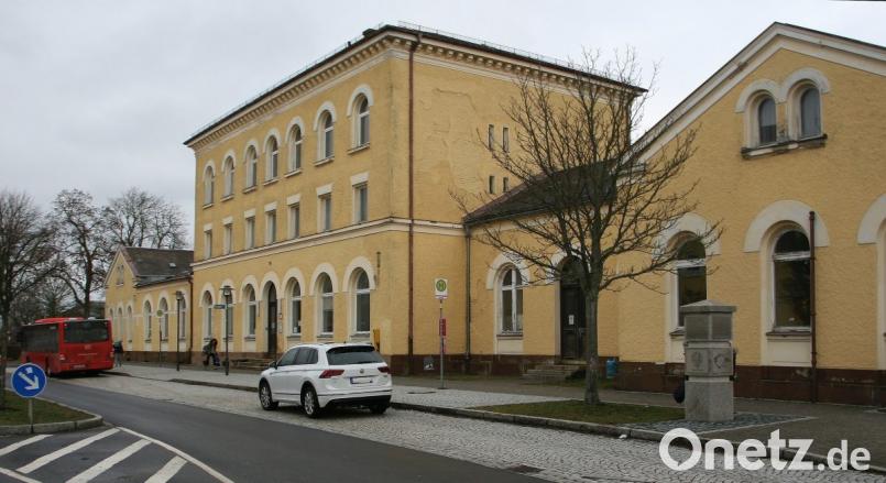 Die Sanierung des Bahnhofs in Wiesau dürfte dem Gemeinderat noch so manche Debatte bescheren. Einen Bauausschuss jedoch brauche man nicht, betont Bürgermeister Toni Dutz in der ersten Gemeinderatssitzung in diesem Jahr. Bild: wro