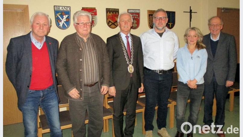 Bürgermeister Peter König (Dritter von links), Fraktionsvorsitzender Dieter König (SPD, links) und zweiter Bürgermeister Günther Fütterer (CSU, rechts) gratulieren Richard Stock (Zweiter von links) von den Freien Wählern zur Wahl zum dritten Bürgermeister, Udo Wegmann (Dritter von rechts) zur Nachfolge in den Gemeinderat sowie zum Mitglied des Bau- und Umweltausschusses und Ernie Bühl (ÜWG, Zweite von rechts) zum Mitglied des Haupt- und Finanzausschusses sowie zum Mitglied und auch zur Vorsitzenden des Rechnungsprüfungsausschusses. Bild: kkl
