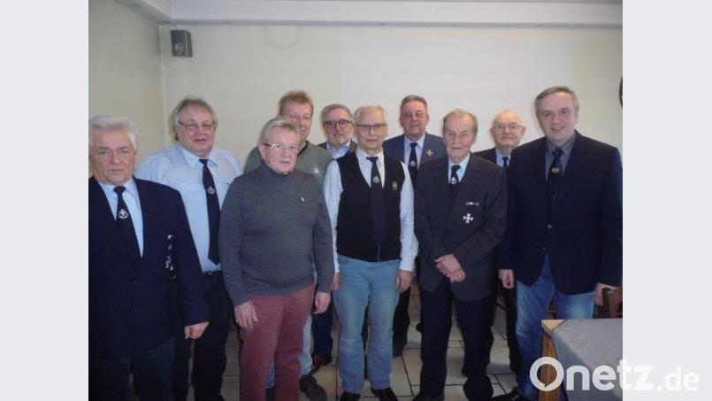 Vorsitzender Reinhard Bauer (von links) mit Manfred Günther, Werner Bauer, Roland Schreyer, zweitem Bürgermeister Christian Drehobel, Max Prechtl, zweitem Vorsitzenden Bernhard Roth, Ehrenvorsitzendem Alois Praller, Vorstandsmitglied Manfred Schmelter und Kreisvorsitzendem Thomas Semba. Bild: exb