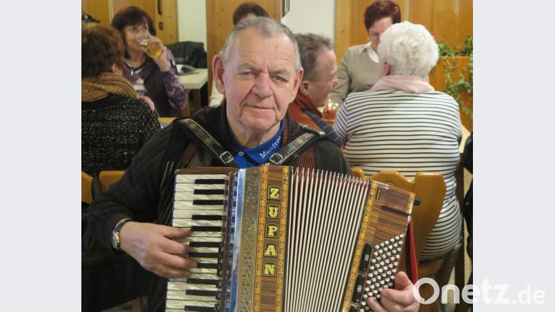 Manfred Döllinger beim Wirtshaussingen in Kötzersdorf. Bild: jzk
