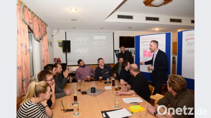 In der Lenkungsgruppen wurde die unterschiedlichen Themen erörtert und neue Anregungen aufgenommen, die von Architekt Markus Rösch (rechts) an die vorhandenen bereits erarbeiteten Arbeitsgrundlagen angefügt wurden. Bild: bey