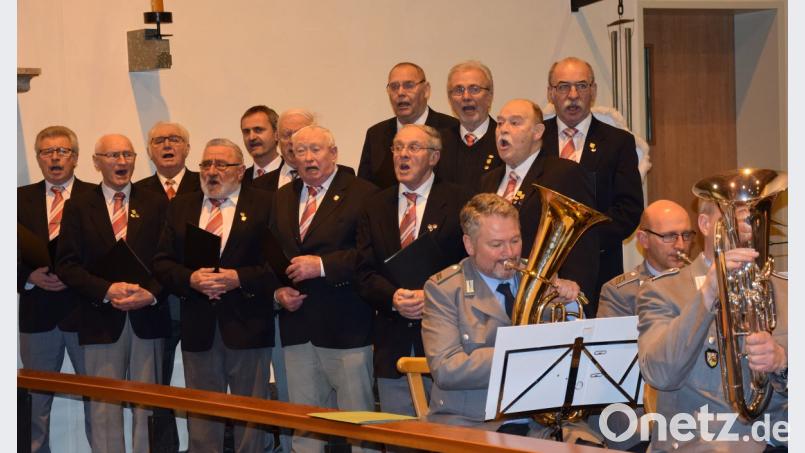 &quot;Glück auf der Steiger kommt&quot;: Der Männergesangverein Traßlberg unterstützte unter der Leitung von Saskia Krügelstein den Reservistenmusikzug. Bild: bö