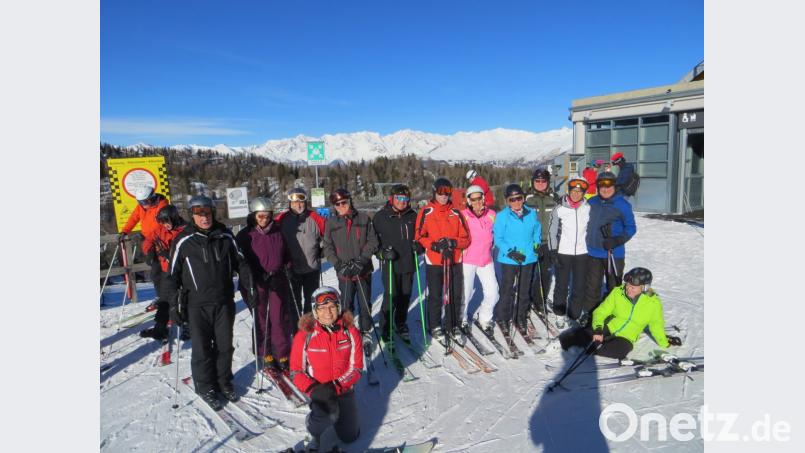 Sonnenschein, strahlend blauer Himmel und herrliches Gebirgspanorama – Skifahrer-Herz, was willst du mehr? Die Gruppe der Volkshochschule genießt bei der Wintersportwoche in den Brenta-Dolomiten eine Woche lang Wetter, Sportmöglichkeiten, Essen und Hotel. Unser Bild zeigt sie an der Gipfelstation der Mastellina-Seilbahn in etwa 2000 Meter Höhe. Bild: exb