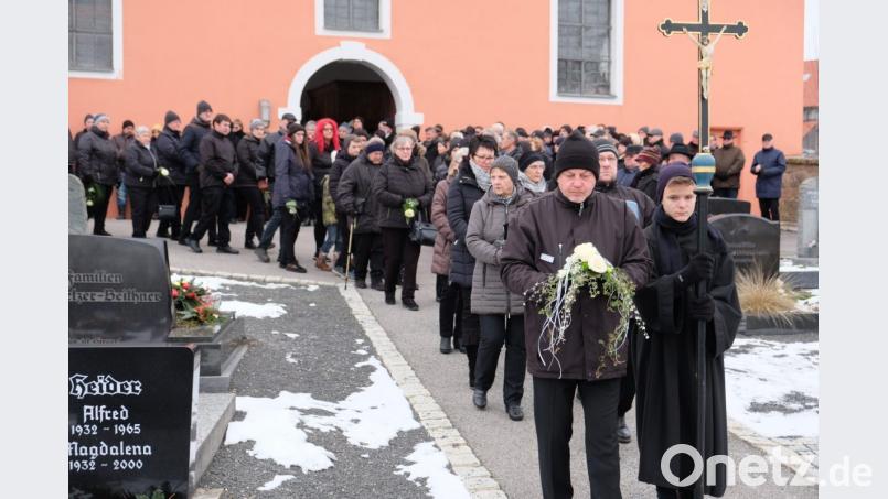 Die Trauergemeinde zog mit der Urne des Verstorbenen Werner Walter von der Aussegnungshalle des Friedhofs zum Grab. Bild: do
