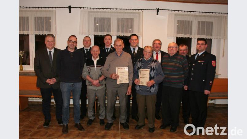 Für langjährige Mitgliedschaft im Feuerwehrverein erhielten Urkunden Martin Jack (vorne von links) und Hans Geiger (25 Jahre), Georg Auer und Josef Schorner (70 Jahre) sowie Willi Meier (25 Jahre). Es gratulierten Landrat Richard Reisinger, Bürgermeister Sepp Reindl sowie die Vorsitzenden und Kommandanten. Bild: wfw