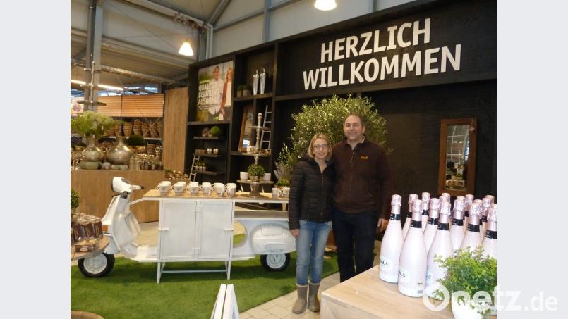 Ulla und Robert Baumer investieren in den Standort Oberviechtach. Sie freuen sich schon auf die Eröffnung am 16. März. Während der neue Eingangsbereich über die „Scheune“ (Bild) schon fertig ist, gibt es im Altbau noch viel zu tun. Bild: Portner