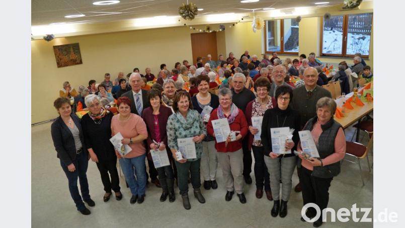 Bei der Jubiläumsfeier des Seniorentreffs dankten die Ehrengäste aus Kommunalpolitik und Kirche den Mitarbeitern im Organisationsteam (mit Auszeichnung) für ihr Engagement. Bild: rkp