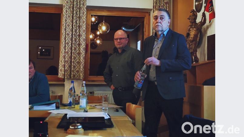 Rolf Schulze (rechts) und sein Kollege Volker Ludwig (links) von der DB Netz AG hatten bei der Marktratssitzung einen schweren Stand. Bild: Thomas Dobler