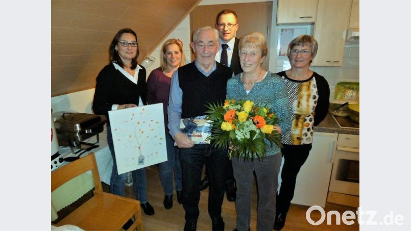 Auch seinen 70. Geburtstag kann Wilhelm König (Dritter von links mit Rosa König) nicht ohne den Obst- und Gartenbauverein feiern. Ihm gratulieren Vorsitzende Maria Frauenholz (rechts), Birgit Schindler und Claudia Melzner sowie Martin Schmid von der Kameradschaft. Bild: bkr