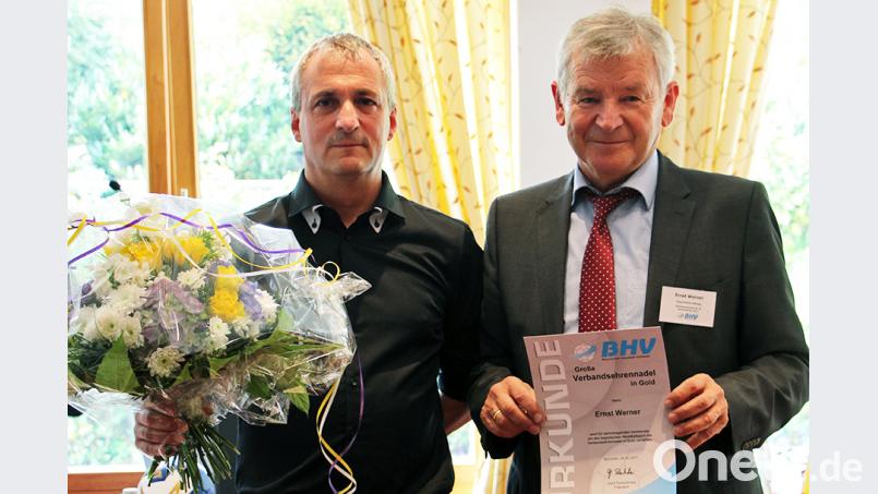 BHV-Präsident Georg Clarke (links) zeichnete Ernst Werner (rechts) im Mai 2016 mit der Großen Verbandsehrennadel in Gold mit Lorbeerblatt aus. Bild: lst