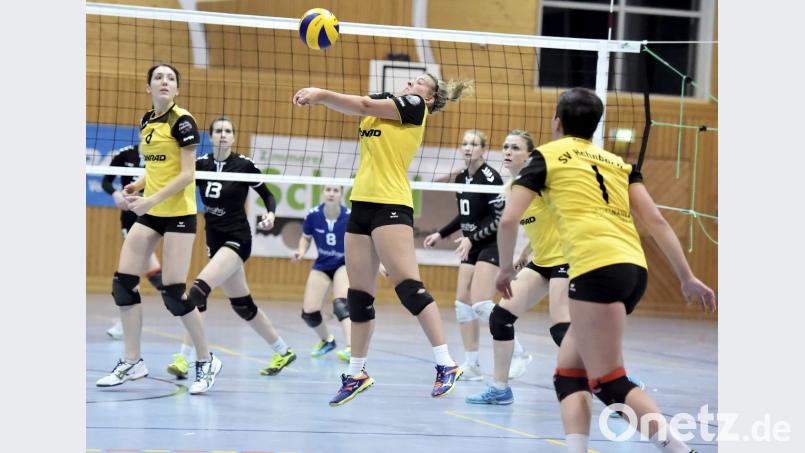 Mächtig strecken müssen sich die Spielerinnen des SV Hahnbach (gelbe Trikots) im Heimspiel gegen den TSV Unterhaching. Der hat in dieser Saison erst zweimal verloren. Bild: zg