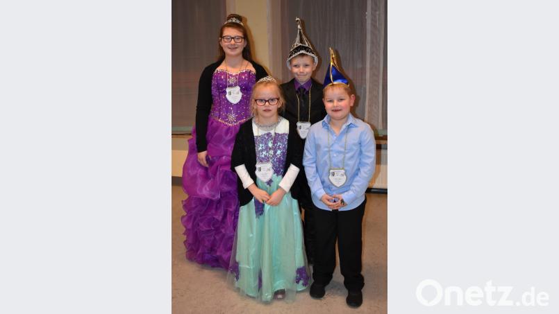 Die Prinzenpaare Mia Meier und Julian Dötsch (hinten) sowie die Zwillinge Lara und Lukas Lacher (vorne) begleiten den Hüttener Faschingszug. Bild: rgr