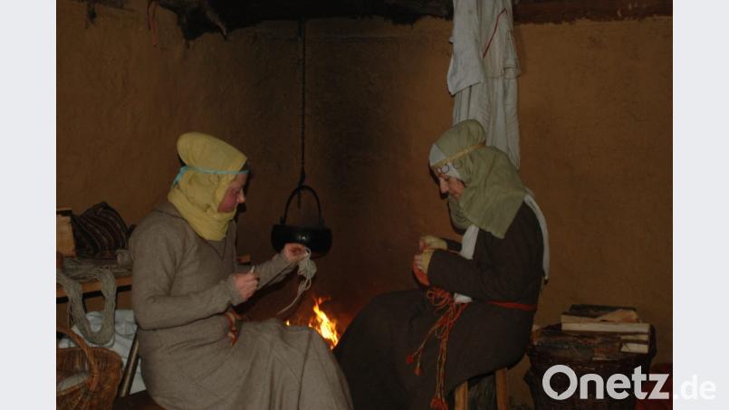 Winter im Mittelalter, eine harte Zeit. Die Besucher können am Sonntag sich zu den Darstellern an die Feuerstellen setzen, in die Töpfe blicken und Wissenswertes über das „Überleben“ im Winter erfahren. Bild: awo