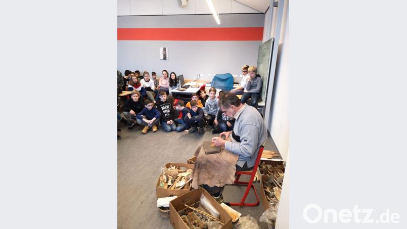 Der Archäologe Lothar Breinl entführt die Sechstklässler in die faszinierende Welt der Steinzeit. Bild: jzk