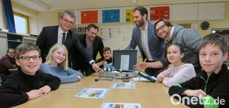 Martin Birner, Alexander Friedl, Michael Hebauer und Andreas Gleißner (stehend von links) erstellen mit den Schülern eine Machbarkeitsstudie für ein Beleuchtungsprojekt an der Mittelschule Neunburg v.W. Bild: Hirsch
